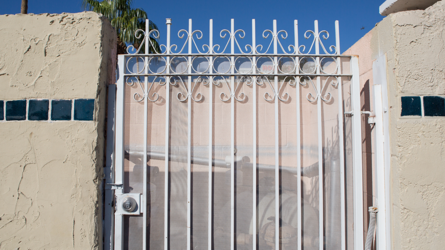 Cerraduras de seguridad, barrotes macizos, travesaños antiapalancamiento y cerrojos invisibles, según el nivel de protección que pida tu vivienda o negocio.